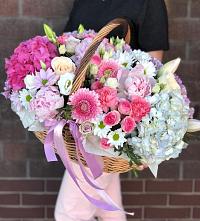 Цветочная композиция из Розы, Хризантемы, Пионы и Лизиантусы в корзине в Глинково