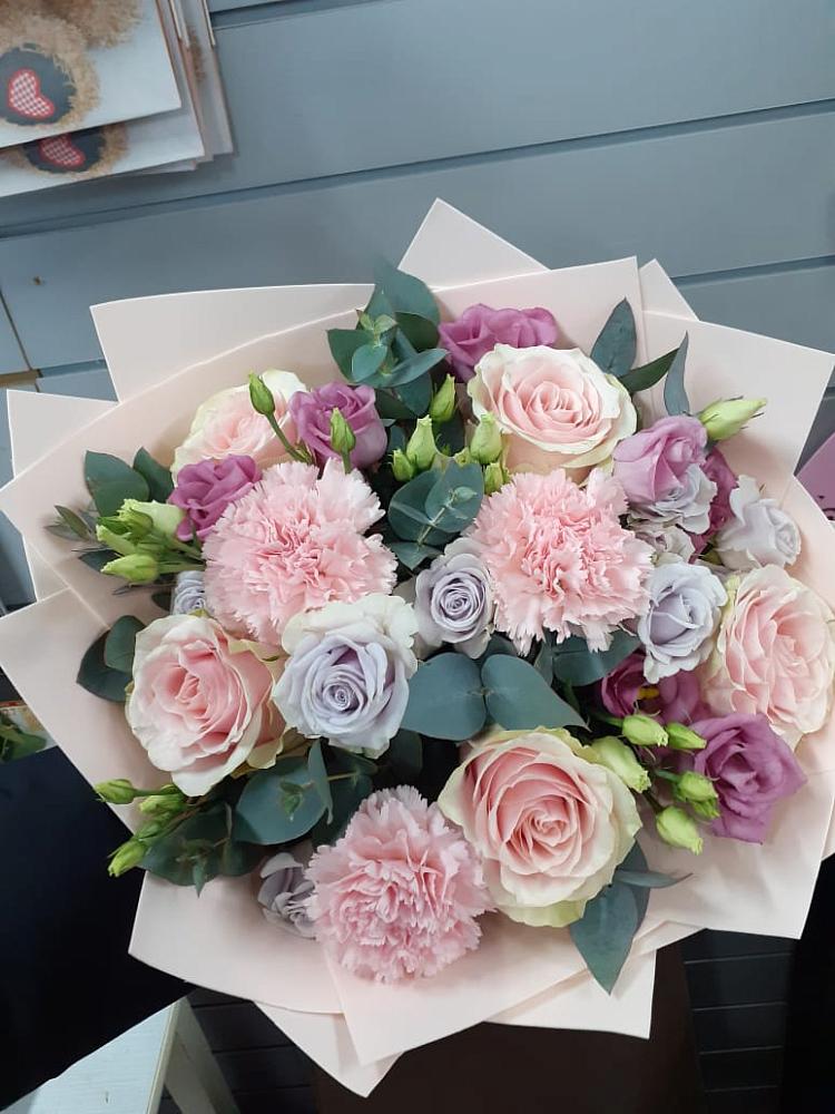 Букет цветов из: Розы, Гвоздики и Лизиантусы в Глинково